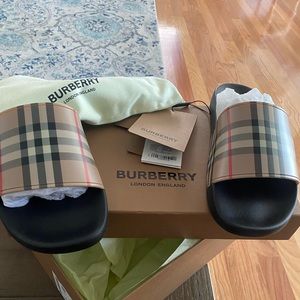 Burberry men’s pool slides. Nee with tags